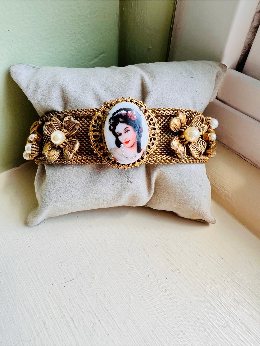 ​Vtg Signed FLORENZA Gold tone Pearl and hand painted portrait bracelet